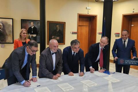 Rectores, consejero y secretario de Estado, firmando esta mañana en la Universidad de Murcia.